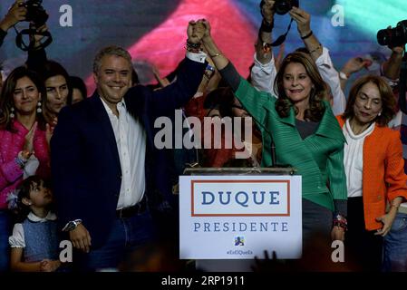 (180618) - BOGOTÀ, 18 giugno 2018 - Ivan Duque (fronte, L) reagisce al suo arrivo al quartier generale della campagna, a Bogotà, Colombia, il 17 giugno 2018. Ivan Duque, del partito di destra Centro Democratico, ha vinto il secondo turno delle elezioni presidenziali colombiane domenica, rivendicando il 53,97% dei voti, con il 99,76% dei voti contati, secondo il Consiglio elettorale Nazionale (CNE). (Djj) COLOMBIA-BOGOTÀ-ELEZIONI PRESIDENZIALI-SECONDO TURNO JhonxPaz PUBLICATIONxNOTxINxCHN Foto Stock