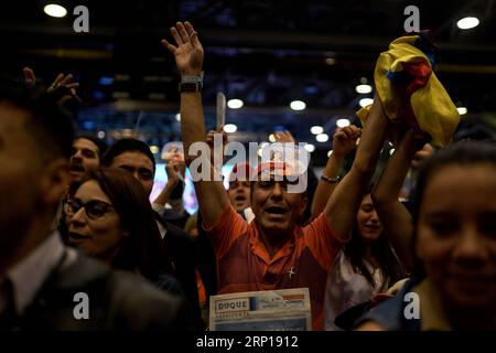 (180618) - BOGOTÀ, 18 giugno 2018 - i sostenitori di Ivan Duque celebrano presso la sede della campagna, a Bogotà, Colombia, il 17 giugno 2018. Ivan Duque, del partito di destra Centro Democratico, ha vinto il secondo turno delle elezioni presidenziali colombiane domenica, rivendicando il 53,97% dei voti, con il 99,76% dei voti contati, secondo il Consiglio elettorale Nazionale (CNE). (Djj) COLOMBIA-BOGOTÀ-ELEZIONI PRESIDENZIALI-SECONDO TURNO JhonxPaz PUBLICATIONxNOTxINxCHN Foto Stock