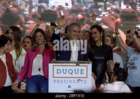 (180618) - BOGOTÀ, 18 giugno 2018 - Ivan Duque (fronte, C) reagisce al suo arrivo al quartier generale della campagna, a Bogotà, Colombia, il 17 giugno 2018. Ivan Duque, del partito di destra Centro Democratico, ha vinto il secondo turno delle elezioni presidenziali colombiane domenica, rivendicando il 53,97% dei voti, con il 99,76% dei voti contati, secondo il Consiglio elettorale Nazionale (CNE). (Djj) COLOMBIA-BOGOTÀ-ELEZIONI PRESIDENZIALI-SECONDO TURNO JhonxPaz PUBLICATIONxNOTxINxCHN Foto Stock