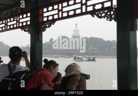 (180618) -- PECHINO, 18 giugno 2018 -- i visitatori trascorrono la loro vacanza Duanwu al Parco Beihai a Pechino, capitale della Cina, 18 giugno 2018. Il popolo cinese ha osservato l'annuale Duanwu Festival il lunedì. ) (lmm) CHINA-BEIJING-BEIHAI PARK-HOLIDAY (CN) LuxPeng PUBLICATIONxNOTxINxCHN Foto Stock