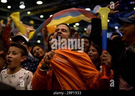 (180618) - BOGOTÀ, 18 giugno 2018 - i sostenitori di Ivan Duque celebrano presso la sede della campagna, a Bogotà, Colombia, il 17 giugno 2018. Ivan Duque, del partito di destra Centro Democratico, ha vinto il secondo turno delle elezioni presidenziali colombiane domenica, rivendicando il 53,97% dei voti, con il 99,76% dei voti contati, secondo il Consiglio elettorale Nazionale (CNE). (Djj) COLOMBIA-BOGOTÀ-ELEZIONI PRESIDENZIALI-SECONDO TURNO JhonxPaz PUBLICATIONxNOTxINxCHN Foto Stock