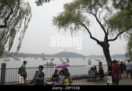 (180618) -- PECHINO, 18 giugno 2018 -- i visitatori trascorrono la loro vacanza Duanwu al Parco Beihai a Pechino, capitale della Cina, 18 giugno 2018. Il popolo cinese ha osservato l'annuale Duanwu Festival il lunedì. ) (lmm) CHINA-BEIJING-BEIHAI PARK-HOLIDAY (CN) LuxPeng PUBLICATIONxNOTxINxCHN Foto Stock