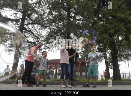 (180618) -- PECHINO, 18 giugno 2018 -- i visitatori trascorrono la loro vacanza Duanwu al Parco Beihai a Pechino, capitale della Cina, 18 giugno 2018. Il popolo cinese ha osservato l'annuale Duanwu Festival il lunedì. ) (lmm) CHINA-BEIJING-BEIHAI PARK-HOLIDAY (CN) LuxPeng PUBLICATIONxNOTxINxCHN Foto Stock