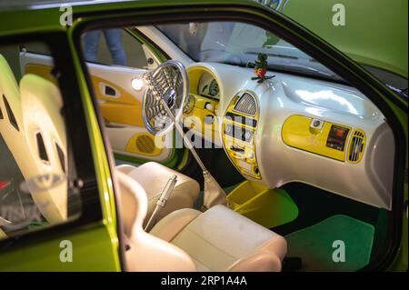 Un primo piano degli interni di una Peugeot sintonizzata sui bar Foto Stock