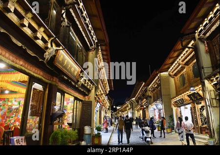 (180621) -- DIQING, 21 giugno 2018 -- i turisti camminano nell'antica città di Dukezong nella città di Shangri-la nella prefettura autonoma tibetana di Diqing, nella provincia dello Yunnan della Cina sud-occidentale, 20 giugno 2018. L'antica città di Dukezong, fondata più di 1.300 anni fa, è conosciuta per le sue architetture in stile tibetano. (MP) CHINA-YUNNAN-SHANGRI-LA-ANCIENT TOWN-NIGHT SCENARIOS (CN) YANGXZONGYOU PUBLICATIONXNOTXINXCHN Foto Stock