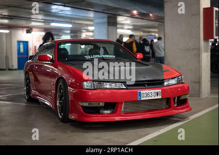 Un'auto sportiva giapponese sintonizzata, la Nissan Silvia S14 turbo rossa, parcheggiata nel parcheggio Foto Stock