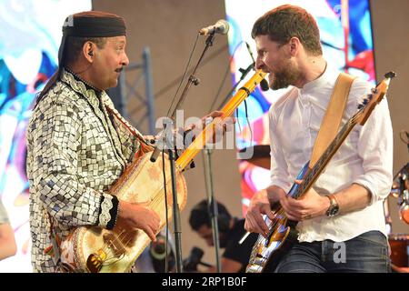 (180622) -- ESSAOUIRA, 22 giugno 2018 -- gli artisti si esibiscono durante l'apertura della ventunesima edizione del Gnaoua World Music Festival, a Essaouira, Marocco, il 21 giugno 2018. Il festival musicale annuale è iniziato qui giovedì. )(srb) MAROCCO-ESSAOUIRA-MUSIC-FESTIVAL Aissa PUBLICATIONxNOTxINxCHN Foto Stock