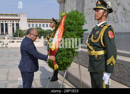 (180622) -- PECHINO, 22 giugno 2018 -- il primo ministro della Papua nuova Guinea Peter o Neill getta una corona al Monumento agli Eroi del popolo in Piazza Tian anmen a Pechino, capitale della Cina, 21 giugno 2018. ) (MP) CHINA-BEIJING-PAPUA NUOVA GUINEA-PM-MONUMENT-TRIBUTE (CN) YINXBOGU PUBLICATIONXNOTXINXCHN Foto Stock