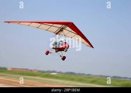 (180623) -- YINCHUAN, 23 giugno 2018 -- Liu Yibing vola un deltaplano motorizzato nel suo Aero club nella contea di Helan della città di Yinchuan, regione autonoma Ningxia Hui della Cina nord-occidentale, 21 giugno 2018. Liu Yibing, 46 anni, è nata in una famiglia contadina. All'età di 17 anni, fu ispirato a costruire un aereo super leggero da solo dopo aver letto una rivista di aviazione. Trascorse tutto il suo tempo libero nella ricerca e nell'autoapprendimento per assemblare gli aerei dopo aver finito il lavoro sul campo. Ottenne con successo una licenza attraverso il dipartimento nazionale dell'aviazione e fece il suo primo volo nel 1996. Liu ha partecipato a decine di voli Foto Stock
