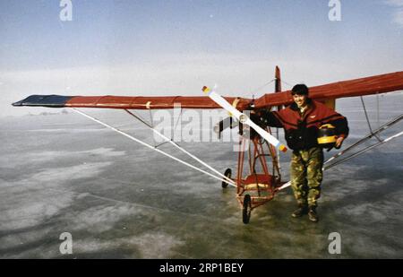 (180623) -- YINCHUAN, 23 giugno 2018 -- la foto del file scattata nel 1996 mostra che Liu Yibing posa per le foto con l'aereo che ha fatto. Liu Yibing, 46 anni, è nata in una famiglia contadina. All'età di 17 anni, fu ispirato a costruire un aereo super leggero da solo dopo aver letto una rivista di aviazione. Trascorse tutto il suo tempo libero nella ricerca e nell'autoapprendimento per assemblare gli aerei dopo aver finito il lavoro sul campo. Ottenne con successo una licenza attraverso il dipartimento nazionale dell'aviazione e fece il suo primo volo nel 1996. Liu ha partecipato a dozzine di competizioni di volo e ha iniziato a impegnarsi in tentativi di business da allora. Foto Stock