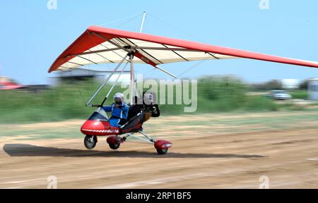 (180623) -- YINCHUAN, 23 giugno 2018 -- Liu Yibing vola un deltaplano motorizzato nel suo Aero club nella contea di Helan della città di Yinchuan, regione autonoma Ningxia Hui della Cina nord-occidentale, 21 giugno 2018. Liu Yibing, 46 anni, è nata in una famiglia contadina. All'età di 17 anni, fu ispirato a costruire un aereo super leggero da solo dopo aver letto una rivista di aviazione. Trascorse tutto il suo tempo libero nella ricerca e nell'autoapprendimento per assemblare gli aerei dopo aver finito il lavoro sul campo. Ottenne con successo una licenza attraverso il dipartimento nazionale dell'aviazione e fece il suo primo volo nel 1996. Liu ha partecipato a decine di voli Foto Stock