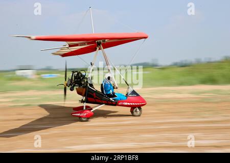 (180623) -- YINCHUAN, 23 giugno 2018 -- Liu Yibing vola un deltaplano motorizzato nel suo Aero club nella contea di Helan della città di Yinchuan, regione autonoma Ningxia Hui della Cina nord-occidentale, 21 giugno 2018. Liu Yibing, 46 anni, è nata in una famiglia contadina. All'età di 17 anni, fu ispirato a costruire un aereo super leggero da solo dopo aver letto una rivista di aviazione. Trascorse tutto il suo tempo libero nella ricerca e nell'autoapprendimento per assemblare gli aerei dopo aver finito il lavoro sul campo. Ottenne con successo una licenza attraverso il dipartimento nazionale dell'aviazione e fece il suo primo volo nel 1996. Liu ha partecipato a decine di voli Foto Stock