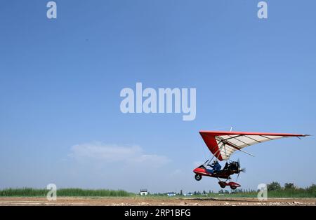 (180623) -- YINCHUAN, 23 giugno 2018 -- Liu Yibing vola un deltaplano motorizzato nel suo Aero club nella contea di Helan della città di Yinchuan, regione autonoma Ningxia Hui della Cina nord-occidentale, 21 giugno 2018. Liu Yibing, 46 anni, è nata in una famiglia contadina. All'età di 17 anni, fu ispirato a costruire un aereo super leggero da solo dopo aver letto una rivista di aviazione. Trascorse tutto il suo tempo libero nella ricerca e nell'autoapprendimento per assemblare gli aerei dopo aver finito il lavoro sul campo. Ottenne con successo una licenza attraverso il dipartimento nazionale dell'aviazione e fece il suo primo volo nel 1996. Liu ha partecipato a decine di voli Foto Stock
