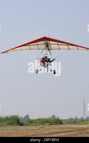 (180623) -- YINCHUAN, 23 giugno 2018 -- Liu Yibing vola un deltaplano motorizzato nel suo Aero club nella contea di Helan della città di Yinchuan, regione autonoma Ningxia Hui della Cina nord-occidentale, 21 giugno 2018. Liu Yibing, 46 anni, è nata in una famiglia contadina. All'età di 17 anni, fu ispirato a costruire un aereo super leggero da solo dopo aver letto una rivista di aviazione. Trascorse tutto il suo tempo libero nella ricerca e nell'autoapprendimento per assemblare gli aerei dopo aver finito il lavoro sul campo. Ottenne con successo una licenza attraverso il dipartimento nazionale dell'aviazione e fece il suo primo volo nel 1996. Liu ha partecipato a decine di voli Foto Stock