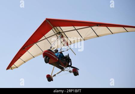 (180623) -- YINCHUAN, 23 giugno 2018 -- Liu Yibing vola un deltaplano motorizzato nel suo Aero club nella contea di Helan della città di Yinchuan, regione autonoma Ningxia Hui della Cina nord-occidentale, 21 giugno 2018. Liu Yibing, 46 anni, è nata in una famiglia contadina. All'età di 17 anni, fu ispirato a costruire un aereo super leggero da solo dopo aver letto una rivista di aviazione. Trascorse tutto il suo tempo libero nella ricerca e nell'autoapprendimento per assemblare gli aerei dopo aver finito il lavoro sul campo. Ottenne con successo una licenza attraverso il dipartimento nazionale dell'aviazione e fece il suo primo volo nel 1996. Liu ha partecipato a decine di voli Foto Stock
