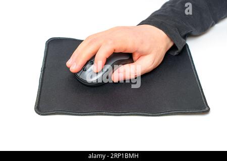 La mano maschile utilizza un mouse del computer poggiato su un tappetino nuovo e fresco isolato su sfondo bianco. Foto Stock