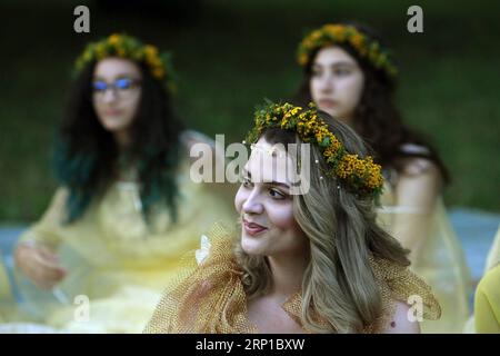 (180624) - BUCAREST, 24 giugno 2018 - le giovani ragazze vestite da fate celebrano la notte prima del tradizionale festival popolare Sanzienele a Bucarest, capitale della Romania, 23 giugno 2018. Le antiche tradizioni menzionano Sanzienele come buoni traghetti che arrivano intorno al solstizio d'estate per portare fortuna e, cosa più importante, buon raccolto. ) (srb) ROMANIA-BUCAREST-SANZIENE TRADITION CristianxCristel PUBLICATIONxNOTxINxCHN Foto Stock