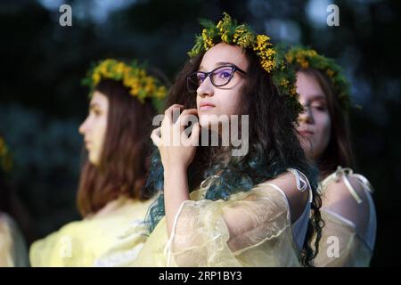 (180624) - BUCAREST, 24 giugno 2018 - le giovani ragazze vestite da fate celebrano la notte prima del tradizionale festival popolare Sanzienele a Bucarest, capitale della Romania, 23 giugno 2018. Le antiche tradizioni menzionano Sanzienele come buoni traghetti che arrivano intorno al solstizio d'estate per portare fortuna e, cosa più importante, buon raccolto. ) (srb) ROMANIA-BUCAREST-SANZIENE TRADITION CristianxCristel PUBLICATIONxNOTxINxCHN Foto Stock