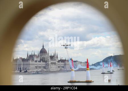 (180624) -- BUDAPEST, 24 giugno 2018 -- Martin Sonka della Repubblica Ceca vola con il suo aereo Edge 540 nel giorno di qualificazione del Red Bull Air Race World Championship a Budapest, Ungheria, 23 giugno 2018. ) (SP)UNGHERIA-BUDAPEST-RED BULL-AIR RACE-WORLD CHAMPIONSHIP CSABAXDOMOTOR PUBLICATIONXNOTXINXCHN Foto Stock