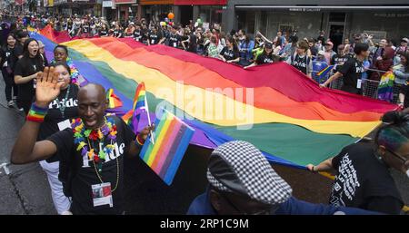 (180625) -- TORONTO, 25 giugno 2018 -- le persone prendono parte alla Toronto Pride Parade 2018 a Toronto, Canada, 24 giugno 2018. ) (Djj) CANADA-TORONTO-PRIDE PARADE ZouxZheng PUBLICATIONxNOTxINxCHN Foto Stock