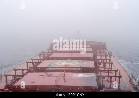 (180626) -- QUANZHOU, 26 giugno 2018 -- i marinai puliscono il ponte sul cargo Jinhaifa , 20 giugno 2018. Il cargo Jinhaifa spedisce carbone sfuso tra i porti della Cina settentrionale e Quanzhou nella provincia del Fujian della Cina sudorientale. I marittimi sul cargo di solito trascorrono da 6 a 8 mesi lavorando e vivendo in mare, quindi hanno da due a quattro mesi di riposo. Il 25 giugno segnò la giornata del marittimo. C'erano stati 1,483 milioni di marittimi registrati in Cina entro la fine del 2017. ) mp) CHINA-FREIGHTER-SEAFARER-LIFE (CN) CaixYang PUBLICATIONxNOTxINxCHN Foto Stock