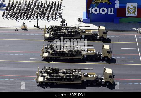 (180626) -- BAKU, 26 giugno 2018 -- i cannoni d'artiglieria azera partecipano alla sfilata per celebrare il 100° anniversario delle sue forze armate a Baku, Azerbaigian, il 26 giugno 2018. ) (lrz) AZERBAIJAN-BAKU-MILITARY PARADE TofikxBabayev PUBLICATIONxNOTxINxCHN Foto Stock