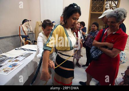 (180629) -- ATENE, 29 giugno 2018 -- Bernice Jones (L), ricercatrice e archeologa degli Stati Uniti, mostra le sue riproduzioni di costumi minoici e micenei durante una mostra al Museo Archeologico Nazionale di Atene, Grecia, il 28 giugno 2018. I costumi indossati dai minoici e dai micenei dell'età del bronzo nell'antica Grecia sono stati portati in vita durante un laboratorio sperimentale presso il Museo Archeologico Nazionale di Atene il giovedì. )(yy) GRECIA-ATENE-MINOICO E MICENEO COSTUMI-BERNICE JONES MariosxLolos PUBLICATIONxNOTxINxCHN Foto Stock