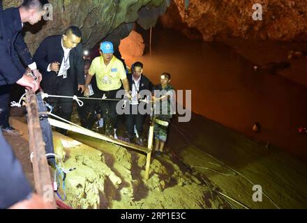 (180629) - CHIANG RAI, 29 giugno 2018 () -- il primo ministro thailandese Prayut Chan-o-cha (C) ispeziona la grotta Tham Luang Khun Nam Nang non nel distretto di Mae Sai di Chiang Rai, a nord della Thailandia, il 29 giugno 2018. Prayut Chan-o-cha venerdì ha visitato la grotta allagata dove i soccorritori hanno cercato 12 ragazzi e il loro allenatore di calcio scomparsi per sei giorni e hanno incoraggiato i loro parenti a non abbandonare la speranza. () (zjl) THAILAND-CHIANG RAI-PM-FOOTERS-MISSING Xinhua PUBLICATIONxNOTxINxCHN Foto Stock