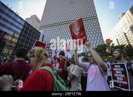 (180629) -- NEW YORK, 29 giugno 2018 -- le persone prendono parte alla protesta per l'abolizione DEL GHIACCIO a New York, negli Stati Uniti, 29 giugno 2018. Centinaia di persone hanno partecipato alla marcia di venerdì, chiedendo la completa abolizione dell'immigrazione e dell'applicazione delle dogane (ICE) e la fine dell'incarcerazione di massa nei confronti degli immigrati clandestini. ) U.S.-NEW YORK-ANTI DEPORTAZIONE PROTESTA WANGXYING PUBLICATIONXNOTXINXCHN Foto Stock