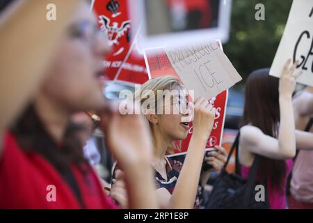 (180629) -- NEW YORK, 29 giugno 2018 -- le persone prendono parte alla protesta per l'abolizione DEL GHIACCIO a New York, negli Stati Uniti, 29 giugno 2018. Centinaia di persone hanno partecipato alla marcia di venerdì, chiedendo la completa abolizione dell'immigrazione e dell'applicazione delle dogane (ICE) e la fine dell'incarcerazione di massa nei confronti degli immigrati clandestini. ) U.S.-NEW YORK-ANTI DEPORTAZIONE PROTESTA WANGXYING PUBLICATIONXNOTXINXCHN Foto Stock