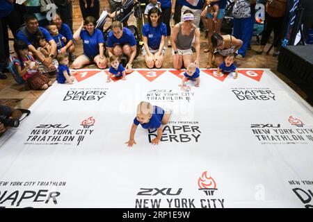 (180630) -- NEW YORK, 30 giugno 2018 -- i bambini partecipano al Diaper Derby 2018 a New York, negli Stati Uniti, 29 giugno 2018. Dipannolino Derby 2018, una gara di gattonate per bambini, si è tenuta qui venerdì. Circa 30 bambini hanno gareggiato per strisciare su un tappetino lungo 3,66 metri. (Djj) U.S.-NEW YORK-DIAPER DERBY LinxBilin PUBLICATIONxNOTxINxCHN Foto Stock