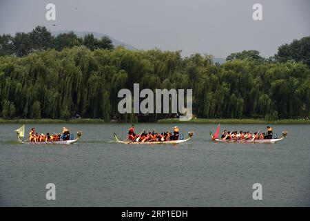 (180630) -- PECHINO, 30 giugno 2018 -- le squadre di Dragon boat gareggiano nel Lago Fuhai del Parco Yuanmingyuan, o nell'Old Summer Palace, a Pechino, capitale della Cina, il 30 giugno 2018. La gente si è riunita qui sabato per celebrare il 30° anniversario dell'apertura ufficiale del Parco Yuanmingyuan al pubblico. Il vecchio Palazzo d'Estate nella periferia nord-occidentale di Pechino è stato restaurato dalle rovine dell'ex giardino imperiale Yuanmingyuan costruito nel 1709. Fu bruciato dalle truppe britanniche e francesi nel 1860, parzialmente ricostruito, e poi saccheggiato nuovamente dalle forze alleate di otto potenze straniere che invasero i Foto Stock