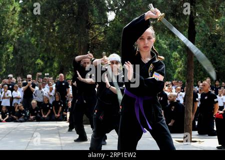 (180701) -- ZHENGZHOU, 1 luglio 2018 -- gli appassionati americani di Kungfu eseguono arti marziali al Tempio Shaolin sul Monte Songshan, nella provincia centrale di Henan della Cina, 1 luglio 2018. Oltre 200 appassionati di Kungfu dall'America hanno fatto un viaggio al Tempio Shaolin e hanno eseguito arti marziali con i monaci locali). (Lb) CHINA-HENAN-AMERICAN KUNGFU ENTHUSIAST-PERFORMANCE (CN) LixAn PUBLICATIONxNOTxINxCHN Foto Stock