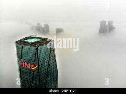 News Themen der Woche News Bilder des Tages (180704) -- QINGDAO, 4 luglio 2018 -- foto scattata il 4 luglio 2018 mostra la vista della nebbia dell'avvento a Qingdao, nella provincia dello Shandong della Cina orientale. ) (Lb) CHINA-SHANDONG-QINGDAO-ADVECTION FOG (CN) LixZiheng PUBLICATIONxNOTxINxCHN Foto Stock