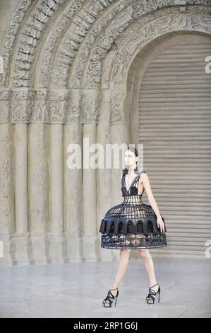 (180704) -- PARIGI, 4 luglio 2018 -- Una modella presenta una creazione dello stilista cinese Guo Pei durante la sfilata della collezione Autunno/Inverno 2018/19 di Haute Couture a Parigi, in Francia, il 4 luglio 2018. ) FRANCE-PARIS-FASHION-HAUTE COUTURE-GUO PEI LIXGENXING PUBLICATIONXNOTXINXCHN Foto Stock