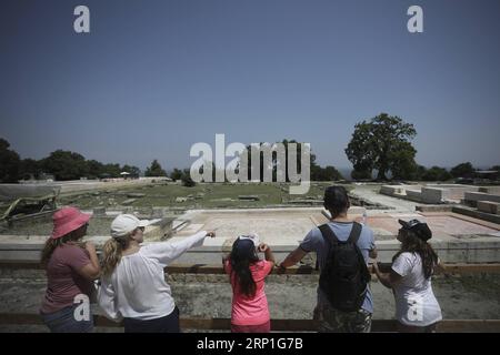 (180704) -- VERGINA (GRECIA), 4 luglio 2018 -- i turisti vedono le rovine del Palazzo Aigai, Vergina, Grecia, il 4 luglio 2018. Il Palazzo Aigai, uno degli edifici più grandi e significativi della Grecia classica, è stato recentemente aperto al pubblico. GRECIA-VERGINA-AIGAI PALACE DimitrisxTosidis PUBLICATIONxNOTxINxCHN Foto Stock