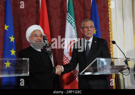 News Themen der Woche News Bilder des Tages (180704) -- VIENNA, 4 luglio 2018 -- il presidente iraniano Hassan Rouhani (L) e il suo omologo austriaco Alexander Van der Bellen partecipano a una conferenza stampa a Vienna, in Austria, il 4 luglio 2018. Hassan Rouhani mercoledì ha rassicurato l'intenzione del suo paese di aderire all'accordo nucleare iraniano nonostante un recente ritiro da parte degli Stati Uniti). AUSTRIA-VIENNA-IRAN-PRESIDENTE-ACCORDO NUCLEARE LIUXXIANG PUBLICATIONXNOTXINXCHN Foto Stock