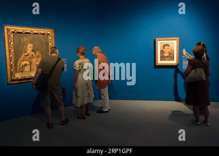 (180706) -- BUDAPEST, 6 luglio 2018 -- i rappresentanti dei media visitano la mostra Frida Kahlo alla National Gallery di Budapest, in Ungheria, il 5 luglio 2018. La pittrice messicana Frida Kahlo (1907-1954) dipinse molti ritratti e autoritratti. La mostra si svolgerà dal 7 luglio al 4 novembre. ) (ly) HUNGARY-BUDAPEST-FRIDA KAHLO-PAINTING-EXHIBITION AttilaxVolgyi PUBLICATIONxNOTxINxCHN Foto Stock