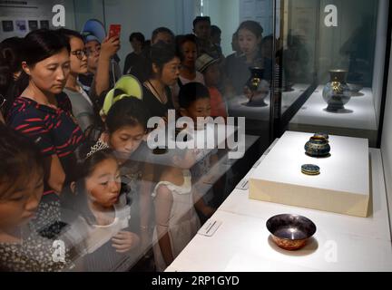 (180706) -- QINGDAO, 6 luglio 2018 -- i visitatori vedono gli smalti della corte reale durante una mostra di reliquie culturali del Museo del Palazzo tenutasi nel Museo d'arte di Qingdao a Qingdao, nella provincia orientale dello Shandong della Cina, 6 luglio 2018. La mostra è stata aperta gratuitamente al pubblico venerdì e durerà fino a luglio 28. ) (Sxk) CHINA-SHANDONG-QINGDAO-CULTURAL RELICS EXHIBITION (CN) LixZiheng PUBLICATIONxNOTxINxCHN Foto Stock