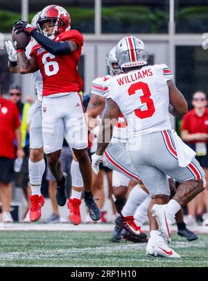 Bloomington, Stati Uniti. 2 settembre 2023. Il defensive back degli Indiana Hoosiers Phillip Dunnam (6) intercetta il pallone contro Ohio State a Bloomington. I Buckeyes batterono gli Hoosiers 23-3. Credito: SOPA Images Limited/Alamy Live News Foto Stock