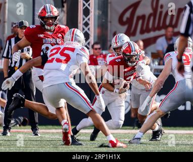 Bloomington, Stati Uniti. 2 settembre 2023. Il quarterback degli Indiana Hoosiers Tayven Jackson (2) porta il pallone contro l'Ohio State a Bloomington. I Buckeyes batterono gli Hoosiers 23-3. Credito: SOPA Images Limited/Alamy Live News Foto Stock