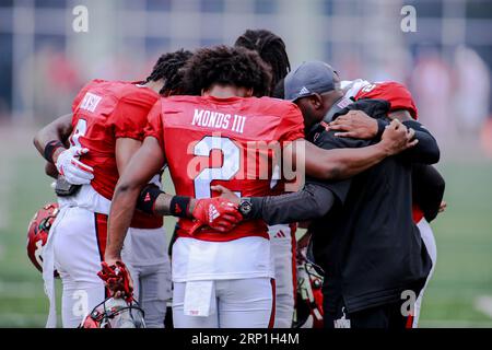 Bloomington, Stati Uniti. 2 settembre 2023. I membri della squadra di football dell'Indiana University si riuniscono prima di una partita di football NCAA contro l'Ohio State a Bloomington. I Buckeyes batterono gli Hoosiers 23-3. Credito: SOPA Images Limited/Alamy Live News Foto Stock