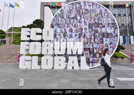 News Bilder des Tages (180707) -- GUIYANG, 7 luglio 2018 -- Una donna cammina di fronte al Guiyang International Eco-conference Center a Guiyang, capitale della provincia di Guizhou, nella Cina sud-occidentale, 7 luglio 2018. L'Eco Forum Global Annual Conference Guiyang 2018 ha aperto sabato a Guiyang. La conferenza, tematizzata abbracciando una nuova era dell'ecociviltà: Sviluppo verde con alta priorità all'ecologia, durerà tre giorni. ) (Sxk) CHINA-GUIYANG-ECO FORUM-OPEN (CN) OuxDongqu PUBLICATIONxNOTxINxCHN Foto Stock