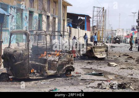 News Bilder des Tages (180707) -- MOGADISCIO, 7 luglio 2018 -- foto scattata il 7 luglio 2018 mostra motori che bruciano in un sito di esplosione a Mogadiscio, Somalia. Almeno 12 persone sono state uccise e 17 altre ferite in gemelle esplosioni nella capitale somala Mogadiscio sabato, ha detto la polizia. ) (wtc) SOMALIA-MOGADISCIO-BLASTS FaisalxIsse PUBLICATIONxNOTxINxCHN Foto Stock