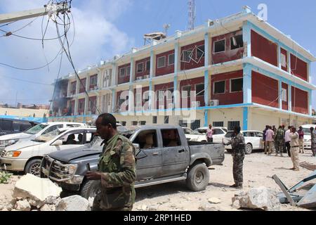 (180707) -- MOGADISCIO, 7 luglio 2018 -- foto scattata il 7 luglio 2018 mostra un edificio governativo danneggiato a Mogadiscio, Somalia. Almeno 12 persone sono state uccise e 17 altre ferite in gemelle esplosioni nella capitale somala Mogadiscio sabato, ha detto la polizia. ) (wtc) SOMALIA-MOGADISCIO-BLASTS FaisalxIsse PUBLICATIONxNOTxINxCHN Foto Stock