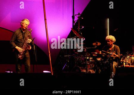 (180708) - BUCAREST, 8 luglio 2018 -- il sassofonista jazz norvegese Jan Garbarek (L) e il percussionista indiano Trilok Gurtu si esibiscono durante il 7 ° Bucarest Jazz Festival a Bucarest, Romania, 7 luglio 2018. ) (gj) ROMANIA-BUCAREST-JAZZ FESTIVAL CristianxCristel PUBLICATIONxNOTxINxCHN Foto Stock