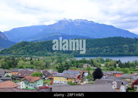 La vista aerea del piccolo paese di Levico Terme e delle montagne, Alpi. Trentino alto Adige, Italia, Europa Foto Stock
