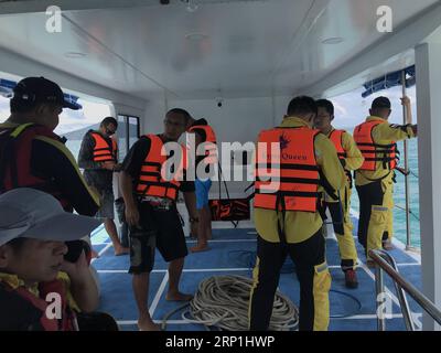 (180708) -- PHUKET, 8 luglio 2018 -- i membri della squadra di soccorso tailandese e cinese si preparano a cercare i passeggeri scomparsi dalla barca capovolta a Phuket, Thailandia, 8 luglio 2018. Almeno 42 persone sono state confermate morte e altre 14 sono rimaste dispersi dopo che due barche si sono capovolte in una tempesta al largo dell'isola di Phuket nel sud della Thailandia, hanno detto i funzionari thailandesi sabato. (hy) THAILANDIA-PHUKET-INCIDENTE-BATTELLO-SALVATAGGIO qinqing PUBLICATIONxNOTxINxCHN Foto Stock