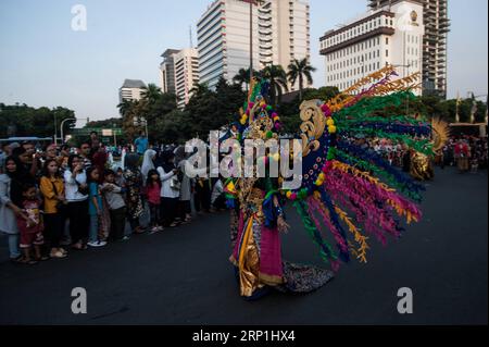 (180708) -- GIACARTA, 8 luglio 2018 -- Un partecipante si esibisce in una strada durante la sfilata culturale del Carnevale di Giacarta per commemorare il 491° anniversario di Giacarta, in Indonesia, l'8 luglio 2018. ) (dtf) INDONESIA-GIACARTA-CARNAVAL-PARADE VerixSanovri PUBLICATIONxNOTxINxCHN Foto Stock