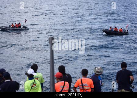 News Bilder des Tages (180708) -- PHUKET, 8 luglio 2018 -- i membri della squadra di soccorso tailandese cercano passeggeri scomparsi dalla barca capovolta nella zona dell'incidente a Phuket, Thailandia, 8 luglio 2018. Almeno 42 persone sono state confermate morte e altre 14 sono ancora scomparse dopo che due barche si sono capovolte in una tempesta al largo dell'isola di Phuket nel sud della Thailandia, hanno detto i funzionari thailandesi sabato. Qin Qing) (dtf) THAILANDIA-PHUKET-INCIDENTE-SALVATAGGIO-BARCA qinqing PUBLICATIONxNOTxINxCHN Foto Stock